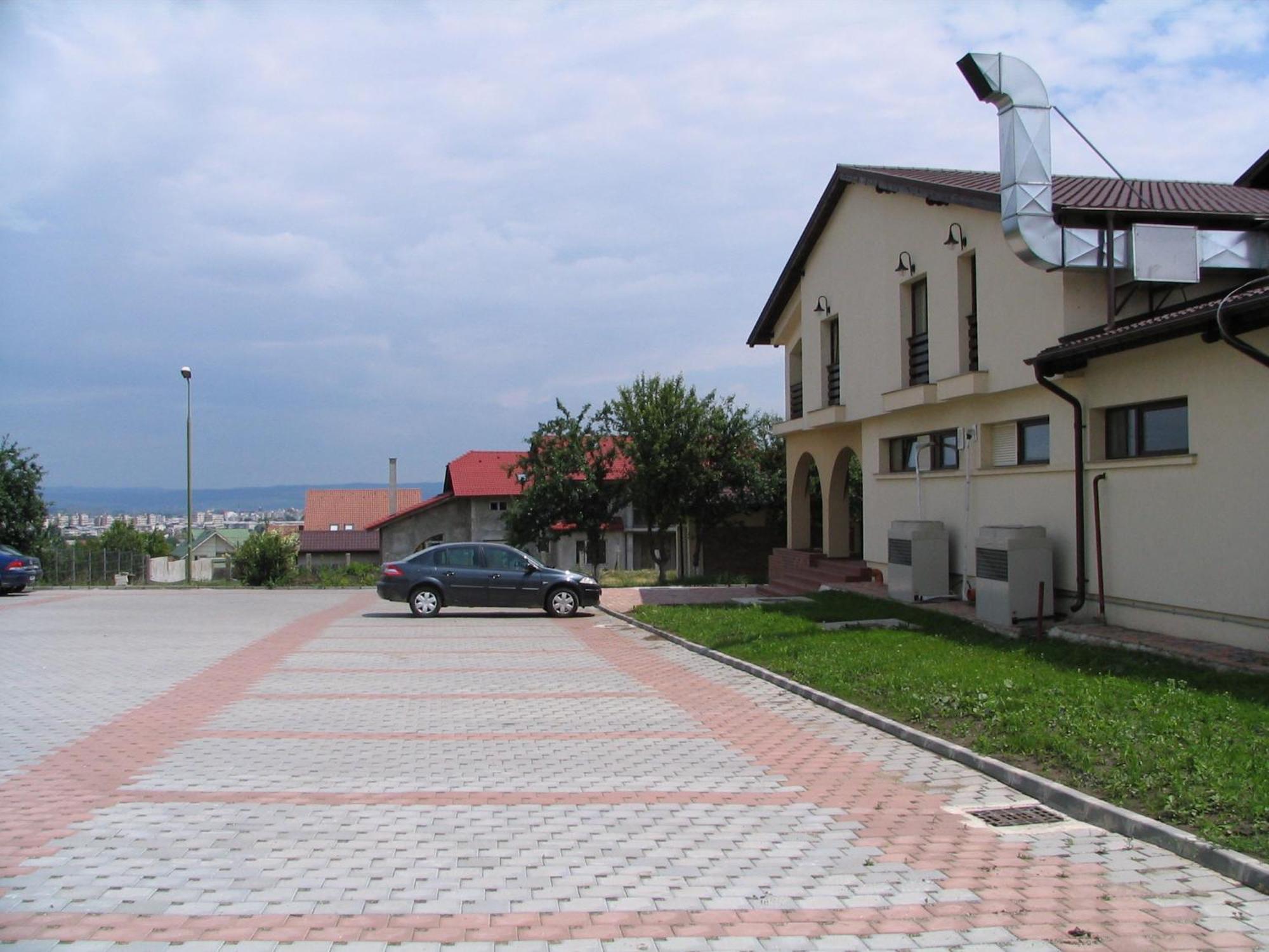 Hotel Karo Bacău Exterior foto